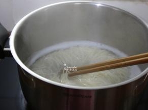 清水煮沸，放入面条煮六成熟。