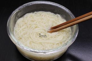 把面条捞出，放入冷水大碗里，过一下冷水，面条更加劲道，滑爽、