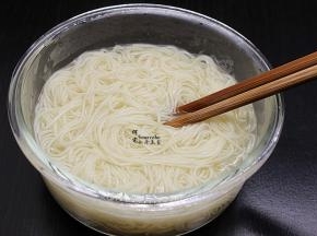 把面条捞出，放入冷水大碗里，过一下冷水，面条更加劲道，滑爽、