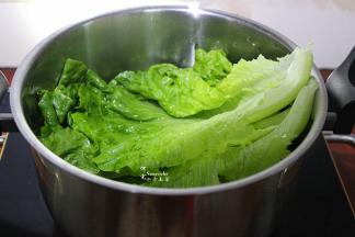 把提前洗好的生菜，放入锅里，关火。这个时候的面条和生菜很容易熟，拌均，捞出，面条不要停留在锅里太久，会煮烂。