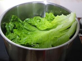 把提前洗好的生菜，放入锅里，关火。这个时候的面条和生菜很容易熟，拌均，捞出，面条不要停留在锅里太久，会煮烂。