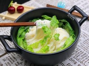 咸骨汤面就煮好了，非常好吃哦