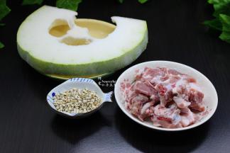 食材的准备：冬瓜、排骨、薏米、盐、生姜2片。其中薏米祛湿消肿，冬瓜清热解暑、利尿消肿。
