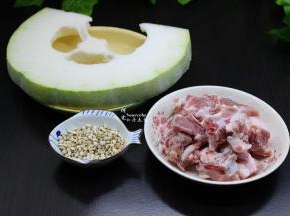 食材的准备：冬瓜、排骨、薏米、盐、生姜2片。其中薏米祛湿消肿，冬瓜清热解暑、利尿消肿。