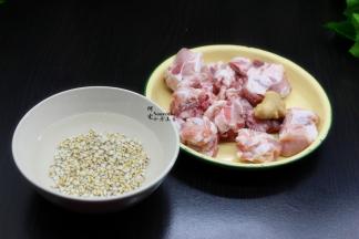 .薏米洗干净，用清水浸泡10分钟，捞出沥干水。排骨用米水清洗们可以去灰尘，然后再清水清洗。