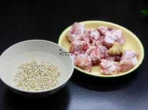 .薏米洗干净，用清水浸泡10分钟，捞出沥干水。排骨用米水清洗们可以去灰尘，然后再清水清洗。