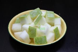 等待煲汤的时候，就可以把冬瓜洗净，去瓢去籽，切块。