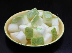 等待煲汤的时候，就可以把冬瓜洗净，去瓢去籽，切块。