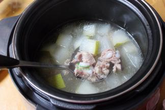 煲的汤，放盐，搅拌均匀，就可以喝了，简单又美味。