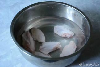 鸡翅泡水1个小时，泡出血水。