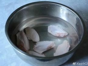 鸡翅泡水1个小时，泡出血水。
