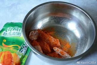 用牙签在鸡翅上叉几下，这样更入味一些。