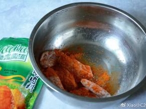 用牙签在鸡翅上叉几下，这样更入味一些。