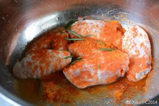 迷迭香洗干净剪碎加入鸡翅中，让每一个鸡翅都充分粘上配料，腌制5小时。