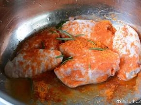 迷迭香洗干净剪碎加入鸡翅中，让每一个鸡翅都充分粘上配料，腌制5小时。