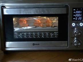 烤箱预热200度，烘烤20分钟就可以啦。