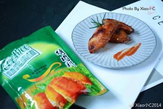 加了迷迭香的鸡翅烤出来的味道更独特，表面微辣中又有蜂蜜的淡淡蜜甜味。真的特别好吃，可以秒杀快餐店的炸鸡翅。