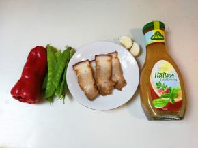 准备好食材：一个红椒，十个荷兰豆，两瓣蒜，意式沙拉酱