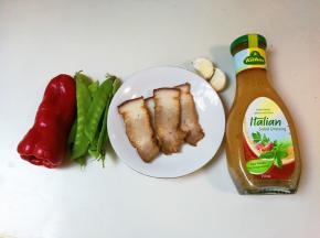 准备好食材：一个红椒，十个荷兰豆，两瓣蒜，意式沙拉酱