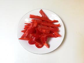 红椒翻炒去籽切成条