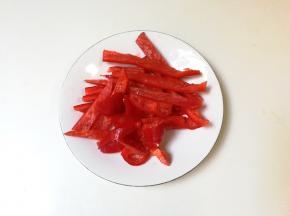 红椒翻炒去籽切成条