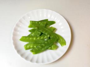 荷兰豆撕去两边丝洗净