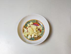 蒜瓣剥去皮切成粒