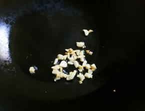 热锅凉油放入蒜粒煎出香味