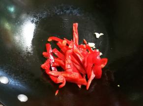放入红椒翻炒片刻