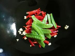 放入荷兰豆翻炒片刻