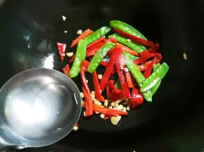 放半勺热水翻炒至熟