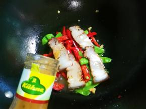 放入适量意式沙拉酱拌匀