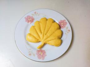先取一个南瓜荷叶饼