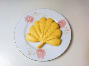 先取一个南瓜荷叶饼