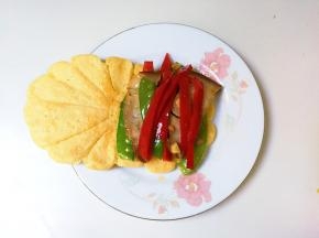 将南瓜荷叶饼打开，放上酱肉红椒荷兰豆