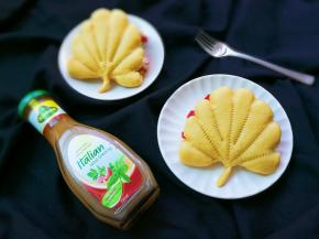 两个荷叶饼都夹好酱肉红椒荷兰豆