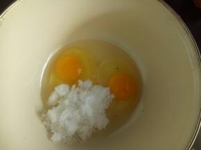 白糖加入鸡蛋中，搅打均匀