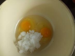 白糖加入鸡蛋中，搅打均匀