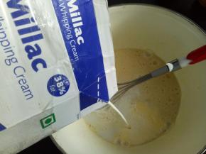 倒入牛奶，和淡奶油，搅拌均匀