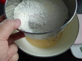 将奶粉，面粉，澄粉混合均匀后晒入蛋奶液中，搅拌均匀至无颗粒
