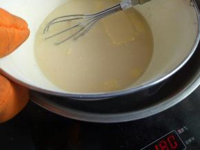 锅里加水，开中小火，隔水加热奶黄馅，不停地搅拌，以免结块