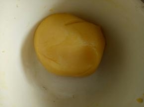 搅拌至奶黄馅可以报团就好了