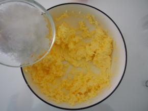 黄油切成小块，室温软化，分三次加入细砂糖，打发至体积变大，颜色微微发白。