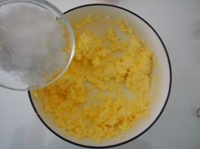 黄油切成小块，室温软化，分三次加入细砂糖，打发至体积变大，颜色微微发白。