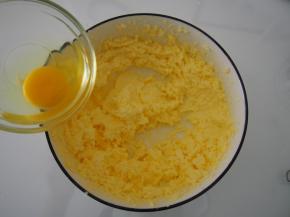 加入蛋黄，搅打均匀。