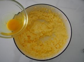 加入蛋黄，搅打均匀。