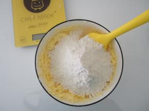 筛入低筋面粉。