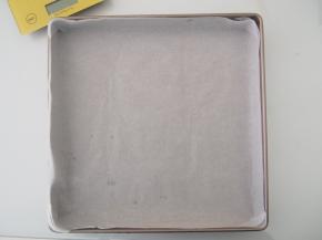 烤盘上铺上油纸，可用一点黄油抹在烤盘和油纸中间，固定住油纸。