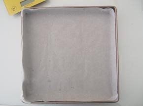 烤盘上铺上油纸，可用一点黄油抹在烤盘和油纸中间，固定住油纸。