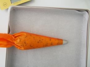 将曲奇糊装入裱花袋中，最好不要用一次性裱花袋哦，容易挤破，用硅胶的比较好